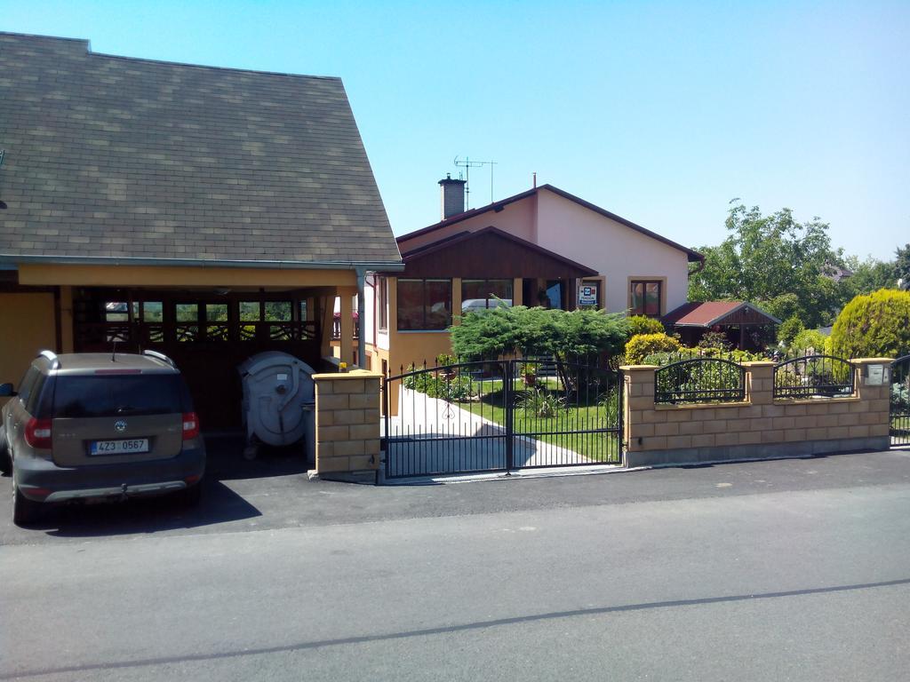 伊万娜公寓式酒店 Valašské Meziříčí 外观 照片