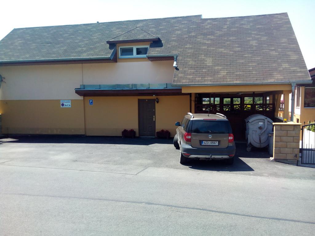伊万娜公寓式酒店 Valašské Meziříčí 外观 照片